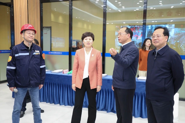 烏海市委副書記、市長(zhǎng)崔景英一行到宜化集團(tuán)調(diào)研(圖1)