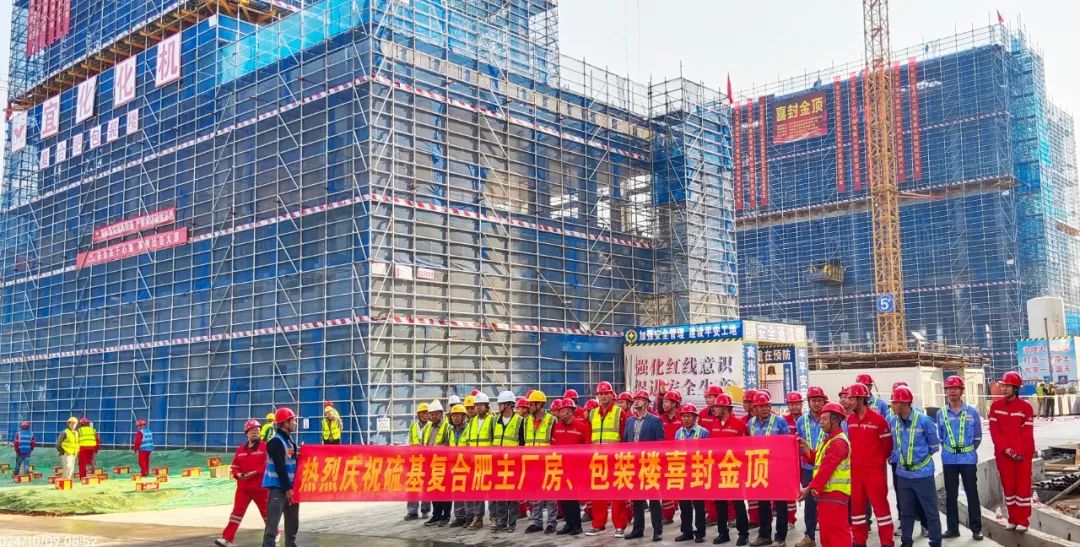 化機(jī)公司黨委書記、董事長(zhǎng)、總經(jīng)理?xiàng)钪袧傻匠琼?xiàng)目現(xiàn)場(chǎng)辦公(圖2)