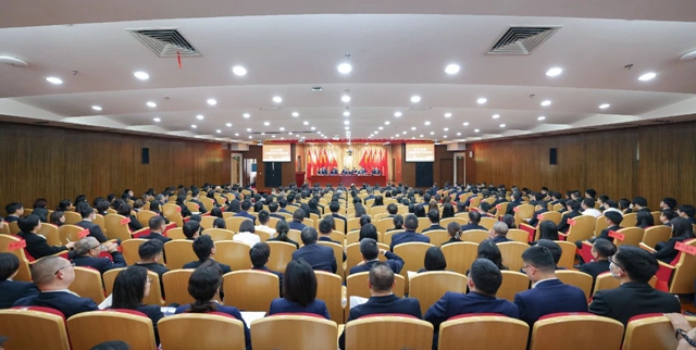 宜化集團2024年度工作總結(jié)暨技術(shù)創(chuàng)新表彰大會、七屆四次職工代表大會勝利閉幕(圖1)