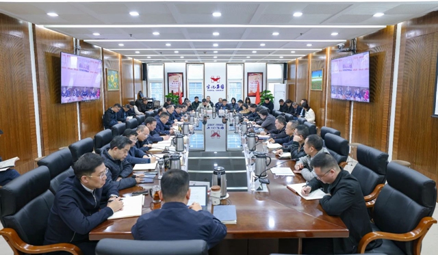 宜化集團(tuán)領(lǐng)導(dǎo)班子深入貫徹中央八項(xiàng)規(guī)定精神學(xué)習(xí)教育讀書(shū)班舉行集體學(xué)習(xí)研討(圖1)