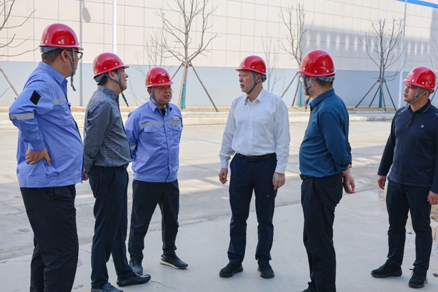 黃智華一行到宜化楚星整體升級改造項(xiàng)目現(xiàn)場調(diào)研(圖1)