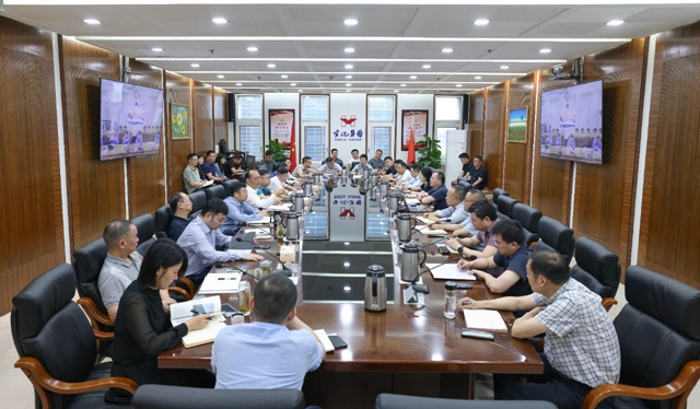 集團(tuán)穩(wěn)定生產(chǎn)提升效益指揮部召開調(diào)度會(圖1) 集團(tuán)穩(wěn)定生產(chǎn)提升效益指揮部召開調(diào)度會(圖1)