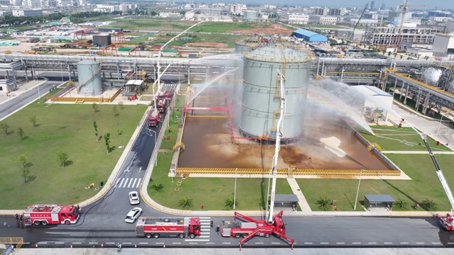 新宜化工開展?；钒踩a(chǎn)事故應(yīng)急演練(圖1)